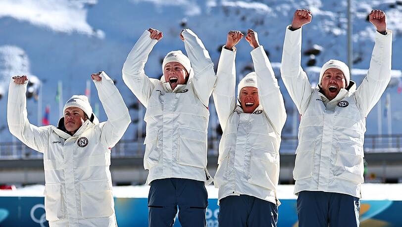 Johannes Hoesflot Klaebo (l) jubelt mit dem Team.