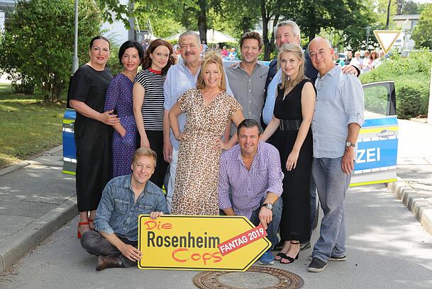 Der Cast der „Rosenheim-Cops“ im Juli 2019. Karin Thaler (Mitte, im Leopardenkleid) ist seit der ersten Staffel in der Serie gesetzt. Der Cast der „Rosenheim-Cops“ im Juli 2019. Karin Thaler (Mitte, im Leopardenkleid) ist seit der ersten Staffel in der Serie gesetzt.