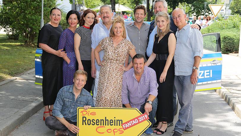 Der Cast der „Rosenheim-Cops“ im Juli 2019. Karin Thaler (Mitte, im Leopardenkleid) ist seit der ersten Staffel in der Serie gesetzt. Der Cast der „Rosenheim-Cops“ im Juli 2019. Karin Thaler (Mitte, im Leopardenkleid) ist seit der ersten Staffel in der Serie gesetzt.