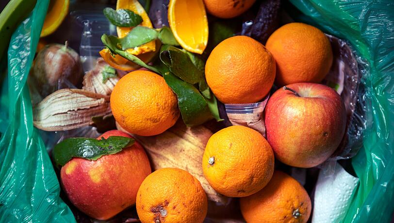 Was tun mit &uuml;berreifen Fr&uuml;chten, die nicht mehr ganz so appetitlich aussehen? Viele entscheiden sich beim Anblick von schrumpeligem Obst f&uuml;r die Tonne. Doch Lebensmittelverschwendung ist in vielerlei Hinsicht keine gute Idee. Ressourcen werden verschwendet und der Geldbeutel strapaziert. &Uuml;berreifes Obst l&auml;sst sich wunderbar und zu leckeren Kreationen weiterverarbeiten.