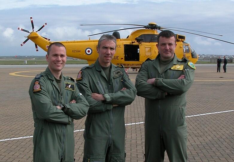 In der Westminster Abbey dabei sind mehrere direkte Kollegen von William von der Rettungshubschrauber-Station auf der walisischen Insel Anglesey, auf der er arbeitet. Ob Sergeant Keith Best (l-r), Flight Lieutnant Thomas "Sticky" Bunn und Squadron Leader "Spike" Wright (Prinz Williams Chef) zu den Auserwählten gehören?