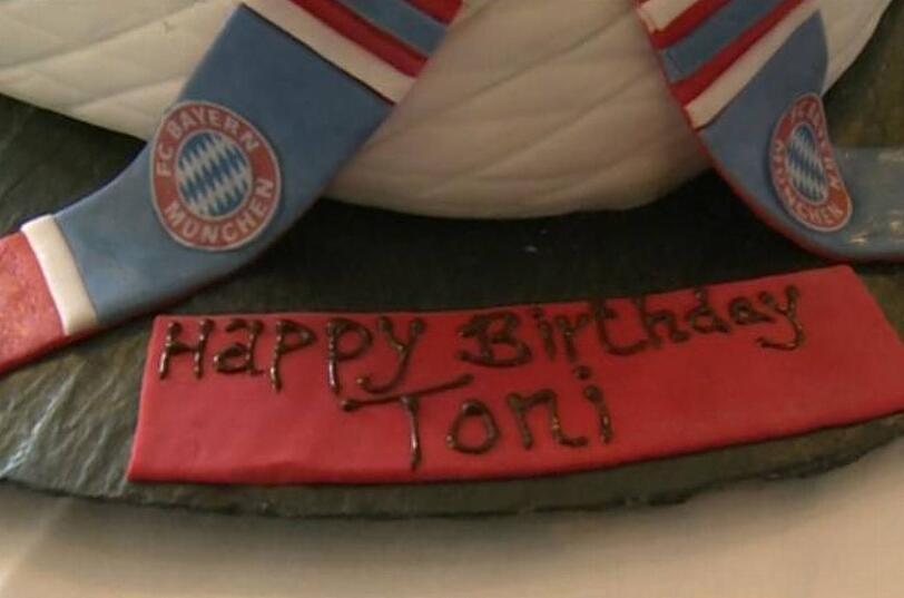 Toni Kroos feierte im Trainingslager des FC Bayern in Doha, Katar, seinen 23. Geburtstag - mit einer Torte in Form der Allianz Arena.