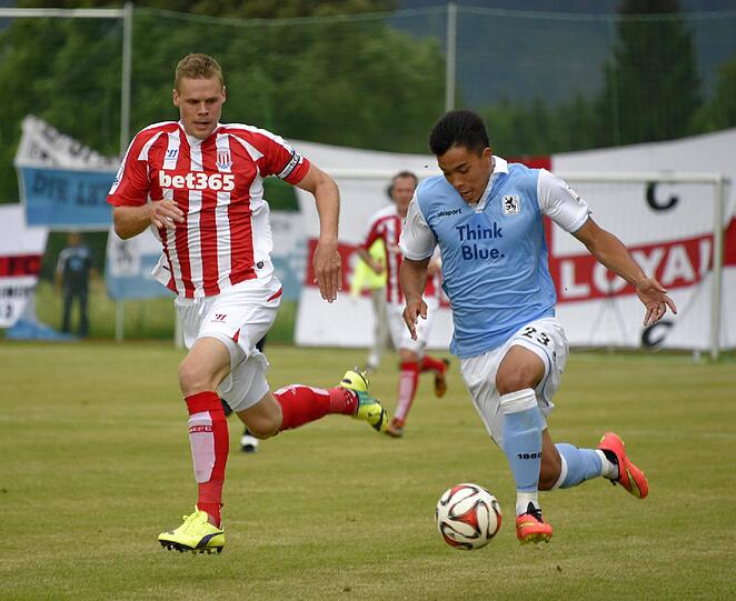 Torschütze Bobby Wood im Duell.