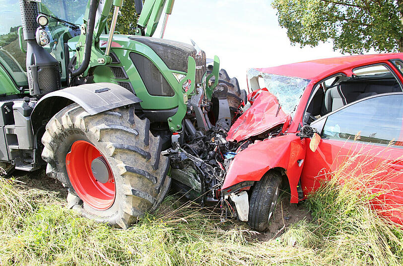 Beim Überholmanöver übersah der Fahrer den Traktor. Es kam zum Zusammenstoß. Die Bilder von der Unfallstelle.