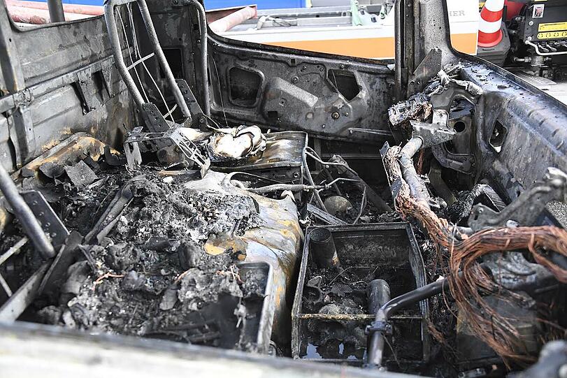 Der ausgebrannte Lkw an der A8