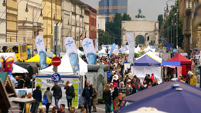 Immer wieder wird die Leopoldstraße zum Besuchermagnet wie hier beim Streetlife Festival. Jetzt soll ein Künstlermarkt nach Schwabing kommen.