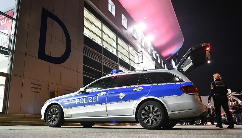 Bombendrohung beim "Germany's next Topmodel"-Finale in Mannheim! Die Show wird abgebrochen, Heidi Klum und die Zuschauer müssen die SAP Arena verlassen. Die Bilder.