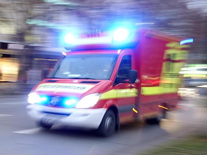 Ein Krankenwagen fährt mit Blaulicht bei einem Einsatz durch die Innenstadt. Foto: Katharina Redanz/dpa/Archivbild