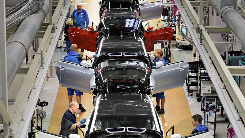 BMW-Mitarbeiter arbeiten in der Produktion. Foto: Jan Woitas/dpa-Zentralbild/dpa BMW-Mitarbeiter arbeiten in der Produktion. Foto: Jan Woitas/dpa-Zentralbild/dpa