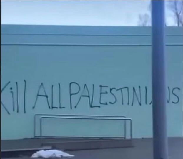 Am Montag am Heinrich-Heine-Gymnasium aufgetaucht: Ein Graffiti, das zum Genozid an Palästinensern aufruft.