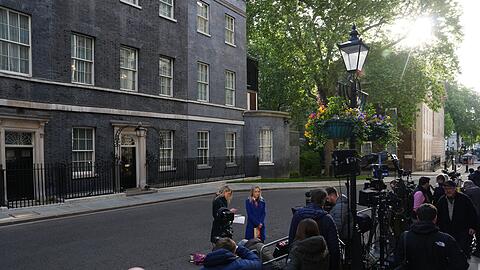 Zahlreiche Reporter versammelten sich vor der 10 Downing Street.
