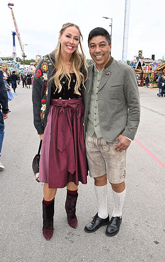 Moderatorin Sylvia Walker und Ex-Fußballer Giovane Elber: Sylvia sieht ja immer toll aus. Ein großes Lob für die wunderschöne Jacke, aber bei den Schuhen lieber einen schwarzen Pumps oder sogar einen Trachtenschuh. Denn Tradition feiert ein Comeback. Giovane verwandelt mit seinem monochromen Look den Trachten-Elfmeter. Beide können sagen: "Fesch samma". Moderatorin Sylvia Walker und Ex-Fußballer Giovane Elber: Sylvia sieht ja immer toll aus. Ein großes Lob für die wunderschöne Jacke, aber bei den Schuhen lieber einen schwarzen Pumps oder sogar einen Trachtenschuh. Denn Tradition feiert ein Comeback. Giovane verwandelt mit seinem monochromen Look den Trachten-Elfmeter. Beide können sagen: "Fesch samma".
