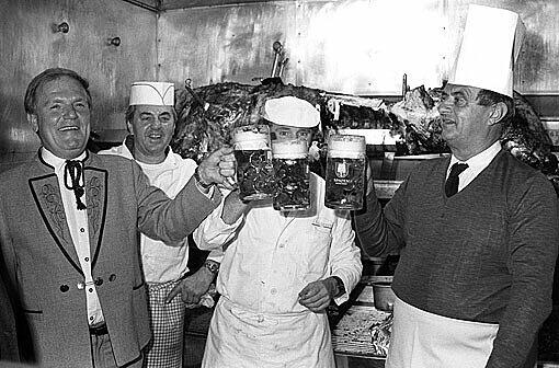 Der große Meisterkoch Paul Bocuse 1987 zu Besuch in Hermann
Haberls Ochsenbraterei.