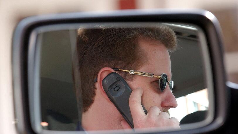 Auch telefonierten viele Radfahrer während des Fahrens, wie dieser Autofahrer im Bild, oder hörten Musik mittels MP3-Player. Auch telefonierten viele Radfahrer während des Fahrens, wie dieser Autofahrer im Bild, oder hörten Musik mittels MP3-Player.