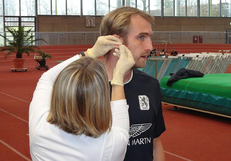 Die Löwen testeten am Donnerstagmorgen beim Laktattest in der Werner-von-Linde Halle ihre Fitness. Trainer Maurer freut sich auf die Ergebnisse und kann sich denken, welcher Spieler am besten abschneidet - Die Bilder.