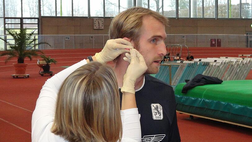 Die Löwen testeten am Donnerstagmorgen beim Laktattest in der Werner-von-Linde Halle ihre Fitness. Trainer Maurer freut sich auf die Ergebnisse und kann sich denken, welcher Spieler am besten abschneidet - Die Bilder. Die Löwen testeten am Donnerstagmorgen beim Laktattest in der Werner-von-Linde Halle ihre Fitness. Trainer Maurer freut sich auf die Ergebnisse und kann sich denken, welcher Spieler am besten abschneidet - Die Bilder.