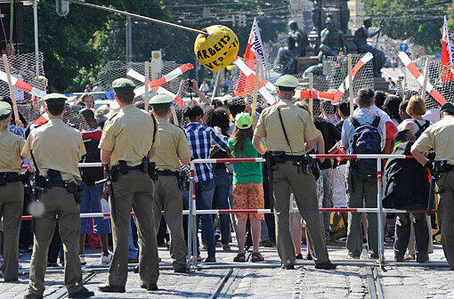 Polizisten sperren bei einer Demonstration am Samstag (26.05.2012) in München (Oberbayern) die Maximilianstraße vor dem Bayerischen Landtag ab. Mit einer zweiwöchigen Aktion protestieren der Bayerische Flüchtlingsrat und Asylbewerber gegen die Unterbringung in Gemeinschaftsunterkünften.