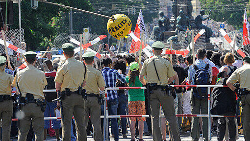 Polizisten sperren bei einer Demonstration am Samstag (26.05.2012) in München (Oberbayern) die Maximilianstraße vor dem Bayerischen Landtag ab. Mit einer zweiwöchigen Aktion protestieren der Bayerische Flüchtlingsrat und Asylbewerber gegen die Unterbringung in Gemeinschaftsunterkünften. Polizisten sperren bei einer Demonstration am Samstag (26.05.2012) in München (Oberbayern) die Maximilianstraße vor dem Bayerischen Landtag ab. Mit einer zweiwöchigen Aktion protestieren der Bayerische Flüchtlingsrat und Asylbewerber gegen die Unterbringung in Gemeinschaftsunterkünften.