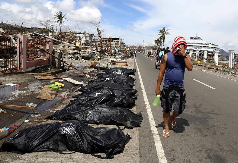 Die Menschen auf den Philippinen stehen vor dem Nichts. Und die Schreckensnachrichten von neuen Stürmen hören nicht auf. Plünderungen sind an der Tagesordnung. Die Menschen kämpfen ums pure Überleben - und gegen Plünderungen.