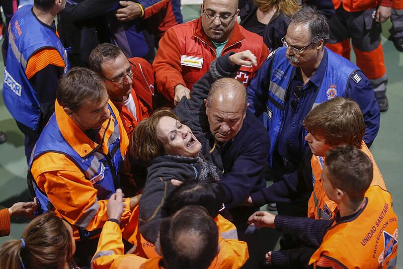 Dramatusche Fotos: Eine Angehörige bricht zusammen als sie auf die Namensliste der Totenb wartet.