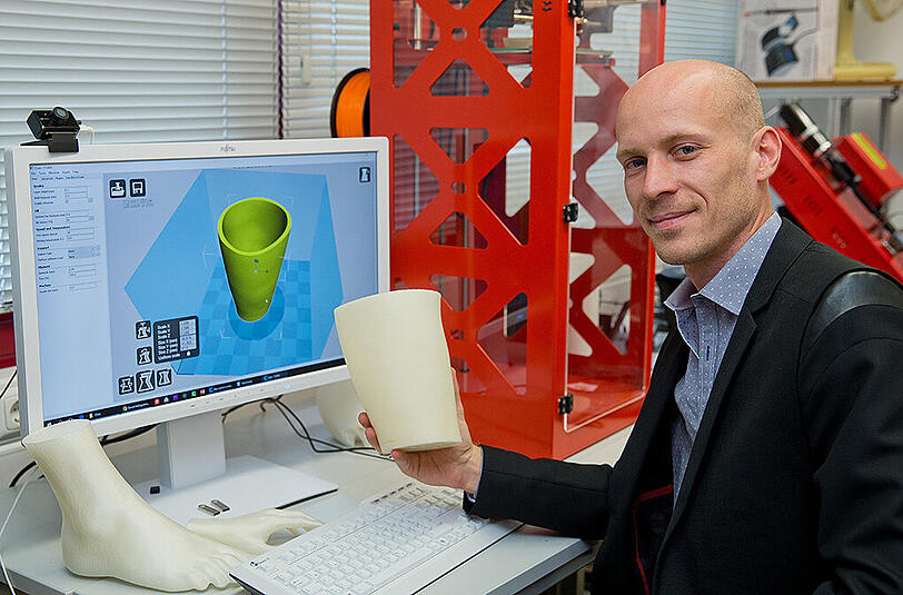 Christian Zagel zeigt den Entwurf einer Beinprothese aus dem 3D-Drucker.