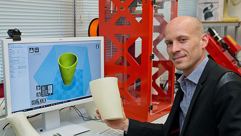 Christian Zagel zeigt den Entwurf einer Beinprothese aus dem 3D-Drucker.