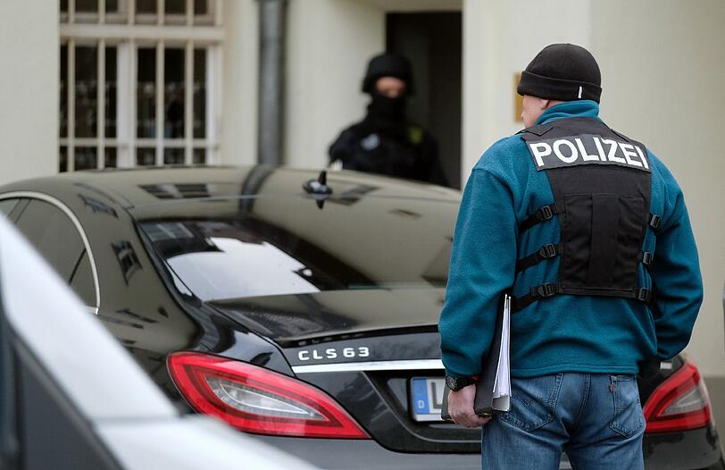 Die Polizei durchsuchte in Leipzig mehrere Gebäude. Wie der Sprecher des federführenden Landeskriminalamtes sagte, ging es unter anderem um Verstöße gegen das Waffengesetz sowie Steuerhinterziehung.