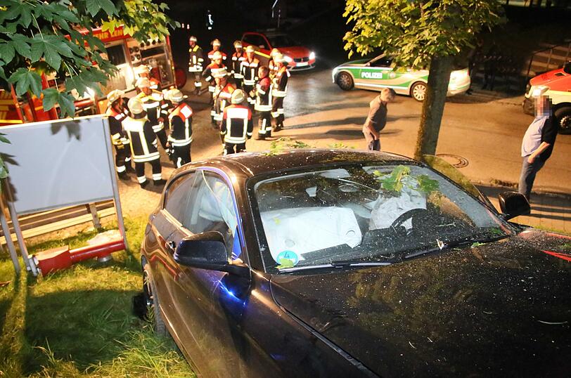 Der 25-Jährige war zunächst in seinem Fahrzeug eingeklemmt und kam dann mit schweren Verletzungen ins Krankenhaus Erding.