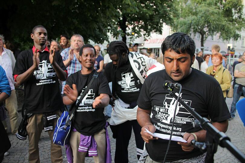 Asylbewerber Sibtain Hussain Nagvi trägt an der Münchner Freiheit die Forderungen der Flüchtlinge vor: die Aufhebung der Residenzpflicht, einen Abschiebestopp, die Anerkennung ihrer Asylanträge und die Schließung aller Asylsuchenden-Lager.