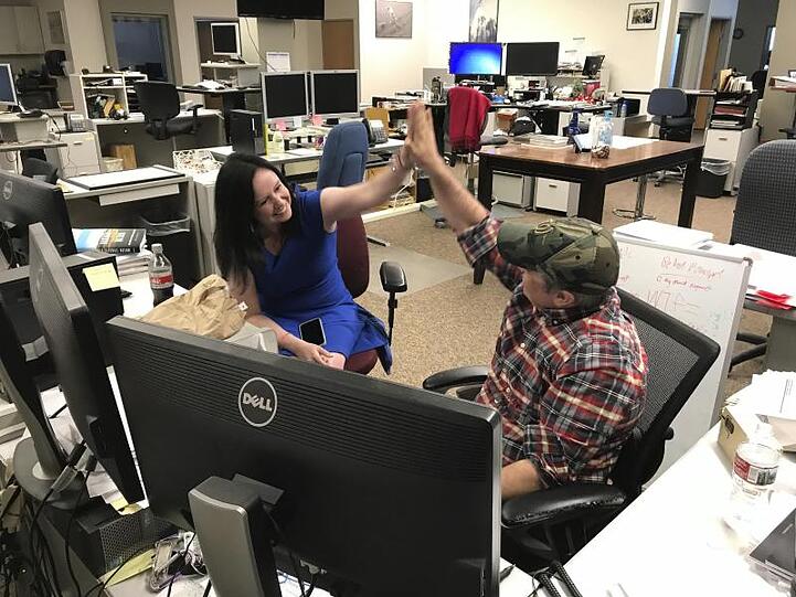 Kyle Hopkins, Reporter der "Anchorage Daily News", und seine Frau Rebecca Palsha, KTUU-Moderatorin, beglückwünschen sich gegenseitig. Grund für die Freude ist die Ankündigung, dass die "Anchorage Daily News" mit dem Pulitzer-Preis 2020 für "Public Service in Journalism" ausgezeichnet wurden.