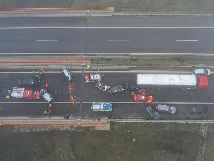 Nur noch Schrott und Altmetall: Die Unfallstelle auf der A7 aus der Vogelperspektive.