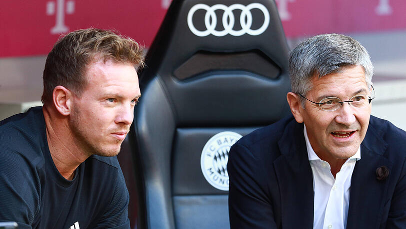 Trotz der jüngsten Ergebnisse steht Herbert Hainer (r.) weiter hinter Trainer Julian Nagelsmann.