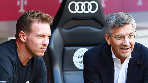Trotz der jüngsten Ergebnisse steht Herbert Hainer (r.) weiter hinter Trainer Julian Nagelsmann.