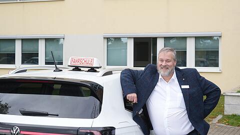 Christian Schmid ist Chef der Führerscheinprüfer beim TÜV in München – er nimmt täglich neun Fahrprüfungen ab.