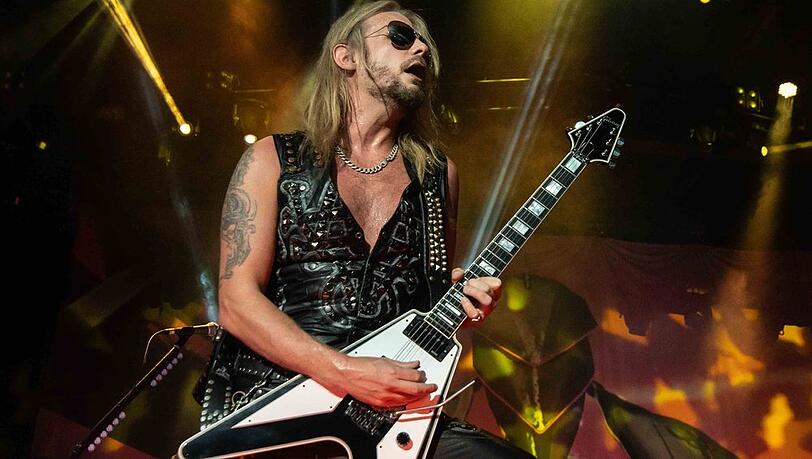 Judas Priest, hier Gitarrist Richie Faulkner 2019 in Kanada, haben es aus dem Stand auf Rang eins der Offiziellen Deutschen Albumcharts geschafft.