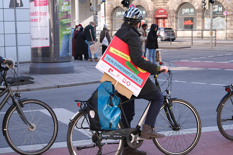 Radler auf dem Weg zur Demo.