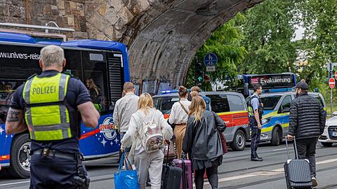 Erst nach vielen Stunden konnten Fahrgäste eines liegengebliebenen ICEs in Köln den Zug verlassen.