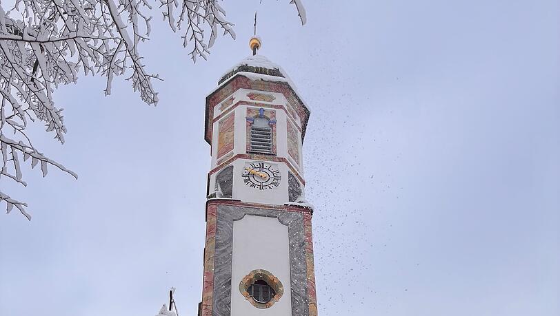 Im Schnee: der Eingang der Kirche.