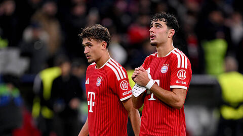 In Abwesenheit von Joshua Kimmich bilden Tom Bischof (l.) und Aleksandar Pavlovic das Mittelfeld-Duo beim FC Bayern.