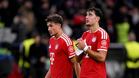 In Abwesenheit von Joshua Kimmich bilden Tom Bischof (l.) und Aleksandar Pavlovic das Mittelfeld-Duo beim FC Bayern.