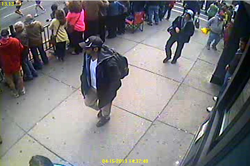 Mit Rucksäcken bewegen sie sich auf dem Video einer Überwachungskamera in der Nähe der Ziellinie, kurz vor der Explosion beim Bostoner Marathon.