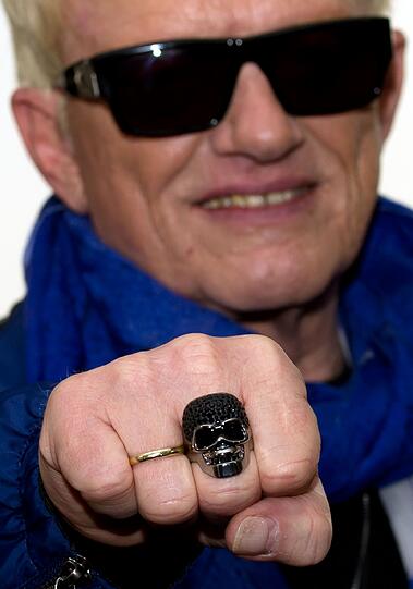 Auch andere Stars der Schlagerszene werben mittlerweile auf Facebook um Likes. Einer davon ist Heino. Knapp 18.000 Fans verfolgen momentan das Leben des 74-Jährigen.