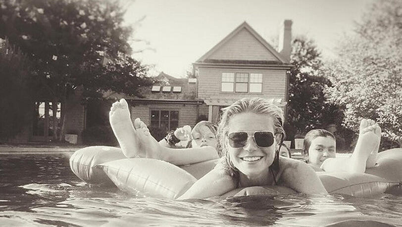 Im Pool lassen Gwyneth Paltrow und ihre Kids die Seele baumeln