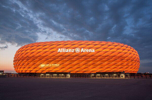 Farbenfrohe Premiere: die Allianz Arena in Orange.