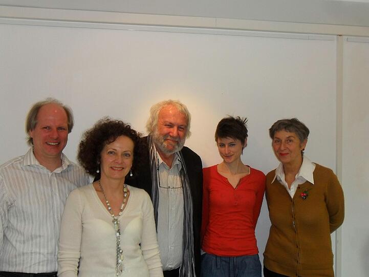 Die H-TEAM-Künstlerpreis Jury (v.l.): Peter Peschel (Geschäftsführer H-TEAM e.V.), Bärbel Kopplin (Kuratorin der Sammlung HypoVereinsbank &ndash; Member of UniCredit), Elmar Zorn (Kurator; Curatorial Partners), Sandra Zeman(Kommunikationsdesignerin), Anita Keller (Geschäftsführerin Paul-Klinger-Künstlersozialwerk e.V.).