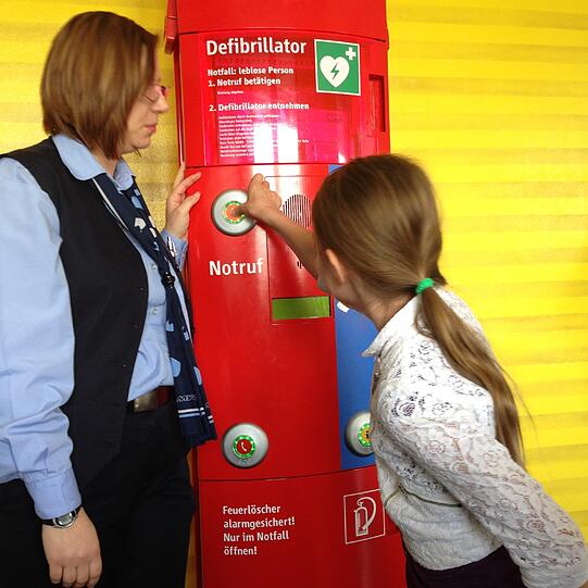 Den Notfallknopf darf man nicht zum Spaß drücken.