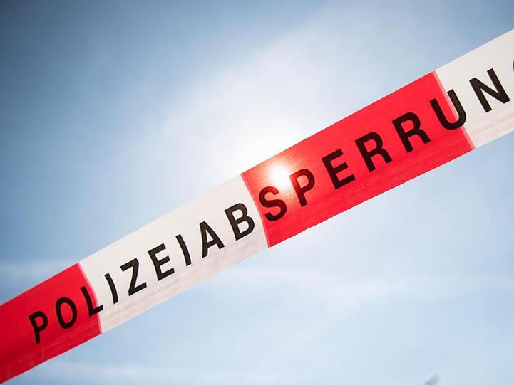 Eine Flatterband mit der Aufschrift Polizeiabsperrung weht im Wind. Foto: Matthias Balk/Archivbild