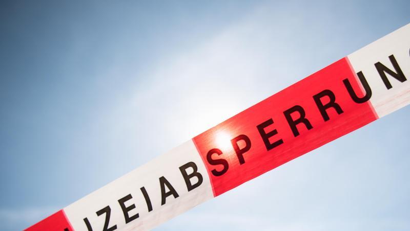 Eine Flatterband mit der Aufschrift Polizeiabsperrung weht im Wind. Foto: Matthias Balk/Archivbild Eine Flatterband mit der Aufschrift Polizeiabsperrung weht im Wind. Foto: Matthias Balk/Archivbild