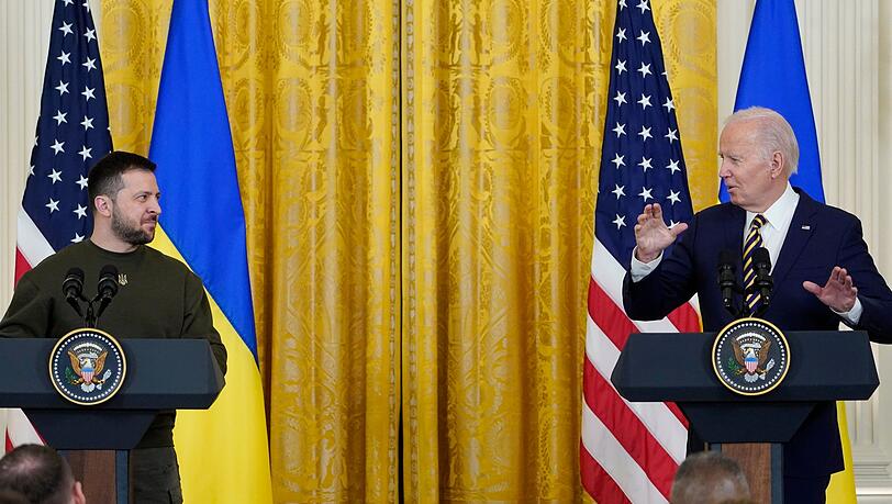 Der ukrainische Präsident Wolodymyr Selenskyj (l) und US-Präsident Joe Biden bei einer Pressekonferenz im East Room des Weißen Hauses. Der ukrainische Präsident Wolodymyr Selenskyj (l) und US-Präsident Joe Biden bei einer Pressekonferenz im East Room des Weißen Hauses.