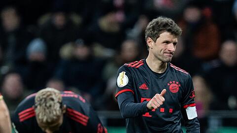 Mit 53 Siegen nun Pokal-Rekordhalter: Thomas Müller (r.).